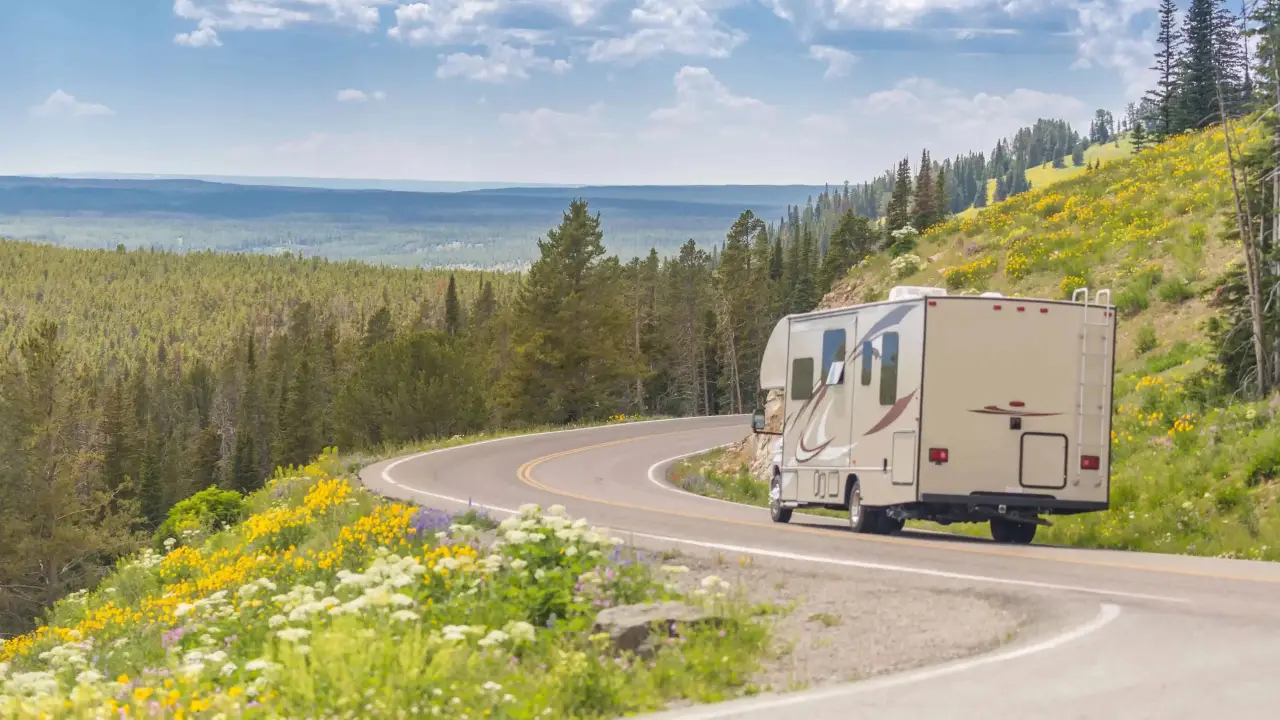 roulotte sur une route de montagne