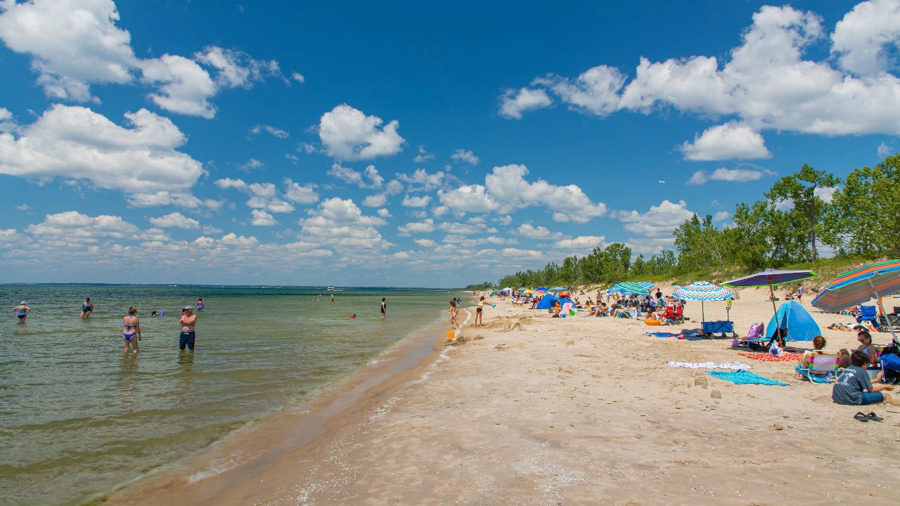vue de baigneurs sur une plage au parc provincial Sandbanks