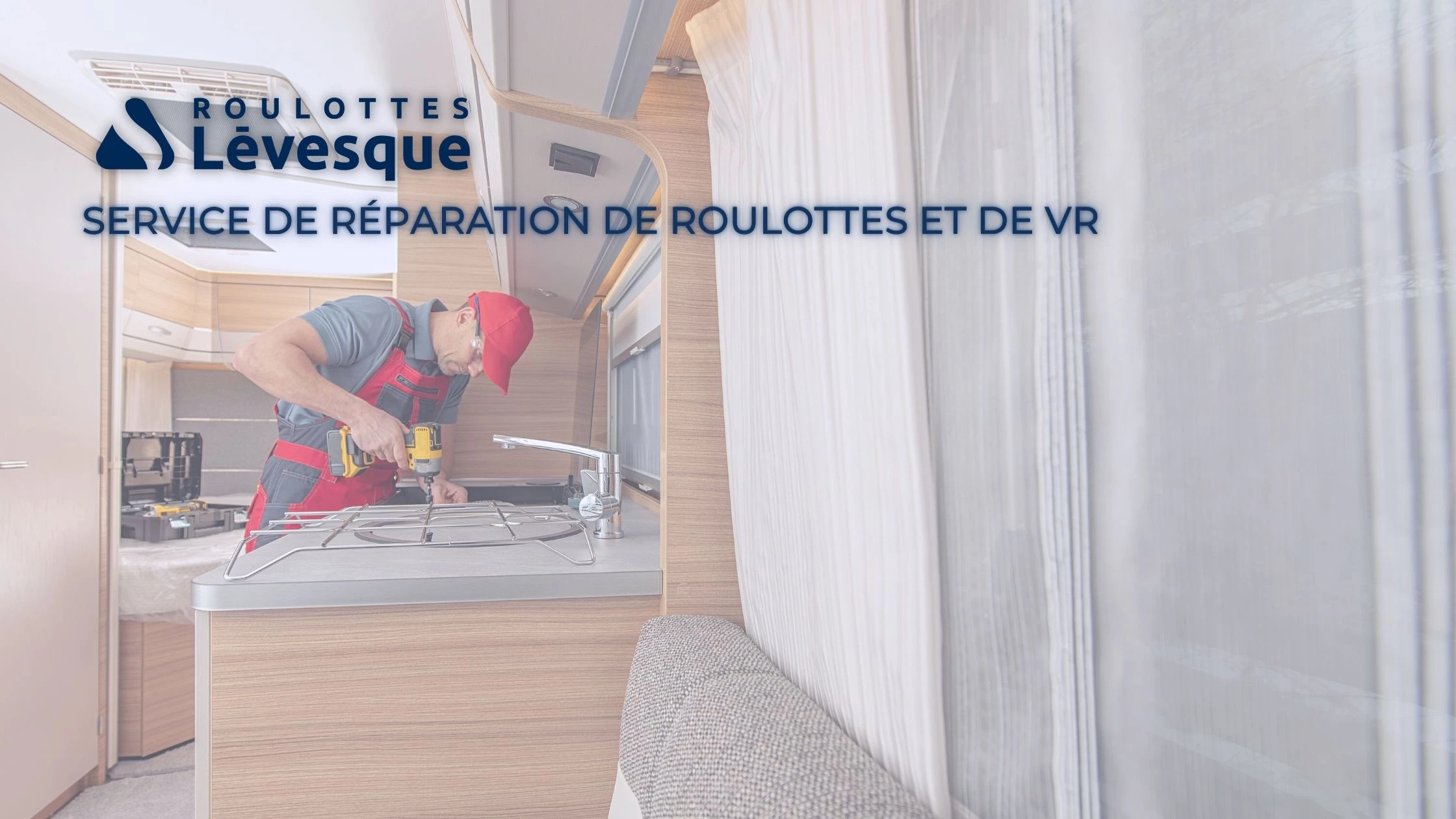 SERVICE DE RÉPARATION DE ROULOTTES ET DE VR avec un mécanicien fixant un lavabo dans la cuisine d'une roulotte.