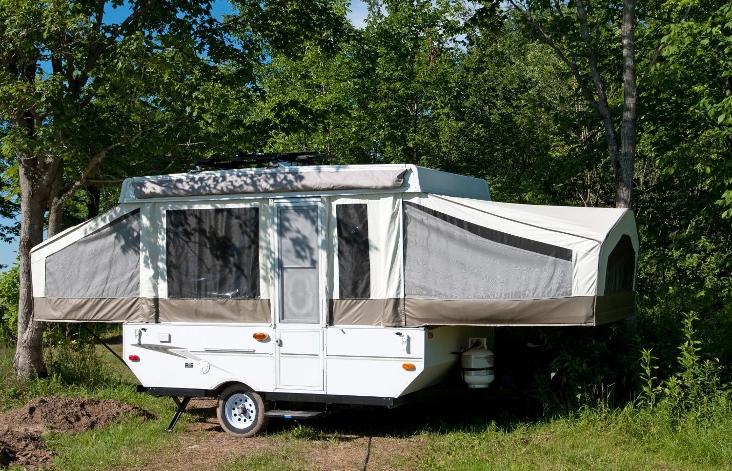 lateral view of a tent trailer