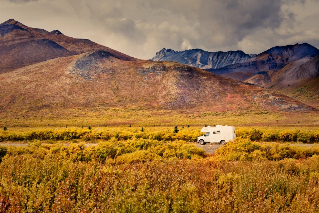 Un VR garé dans la toundra de couleur d'automne du parc territorial Tombstone dans le territoire du Yukon au Canada