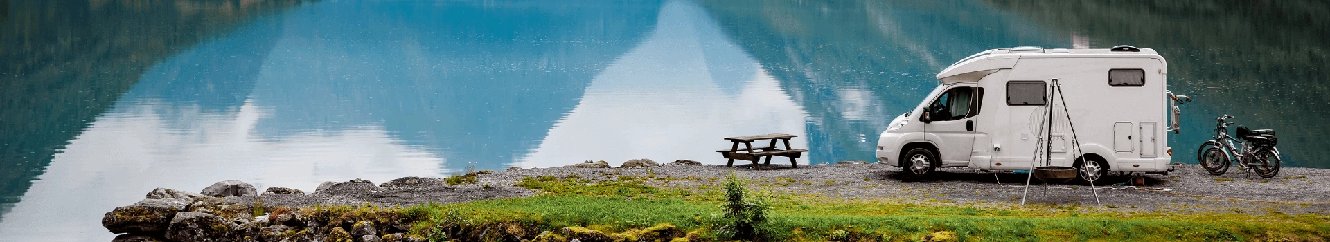 Un véhicule récréatif au bord de l'eau