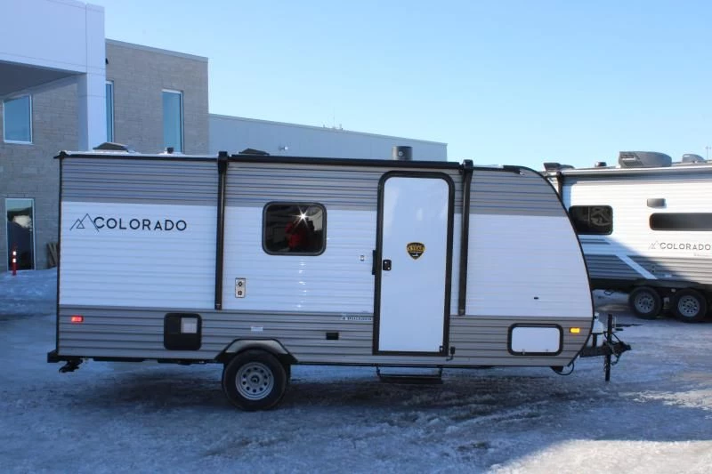 Vue latérale d'une roulotte Dutchmen Colorado 17BHC.