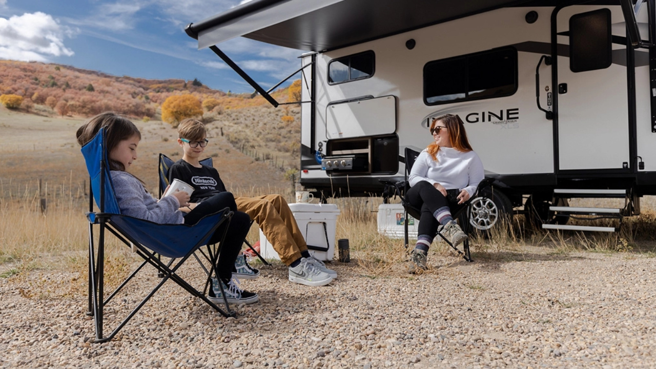 famille près d'une roulotte Imagine de Grand Design