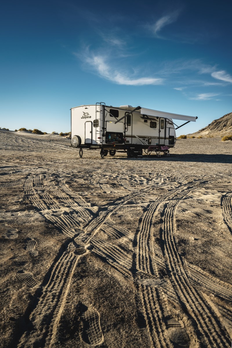 La roulotte Jay Feather de la marque Jayco garée sur une terre de sable