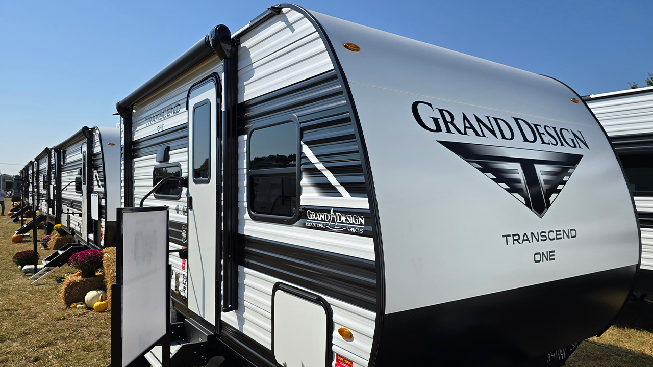 Vue de près de plusieurs nouvelles roulotte Grand Design Transcend 2026