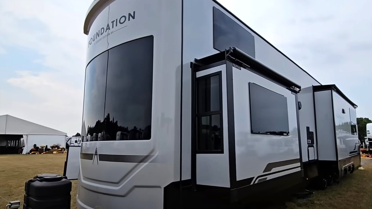 Vue de près d'une roulotte Grand Design Foundation 2026