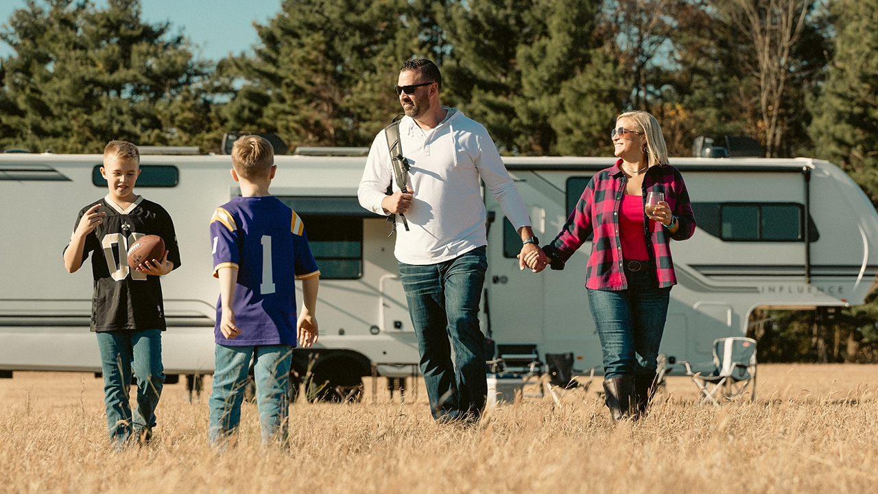 Vue d'une famille et client chez Le Géant Motorisé ayant acheté une roulotte Grand Design Influence