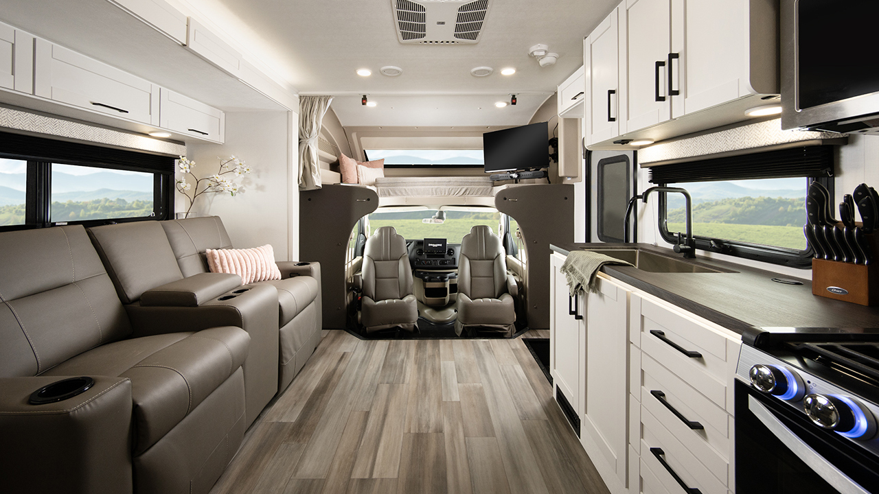 Vue intérieur de la roulotte Jayco Red Hawk et le lit au dessus de la cabine du véhicule