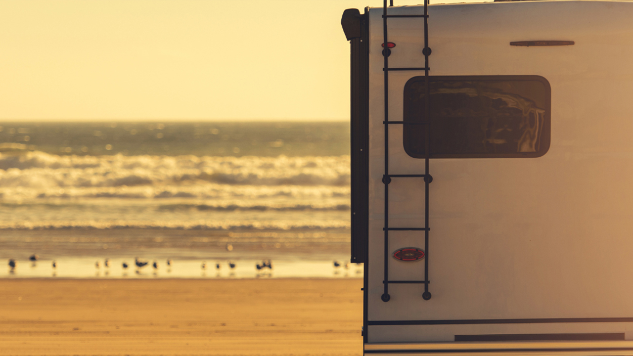 Vue arrière d'une roulotte Jayco 2026 sur une plage à Terre-Neuve