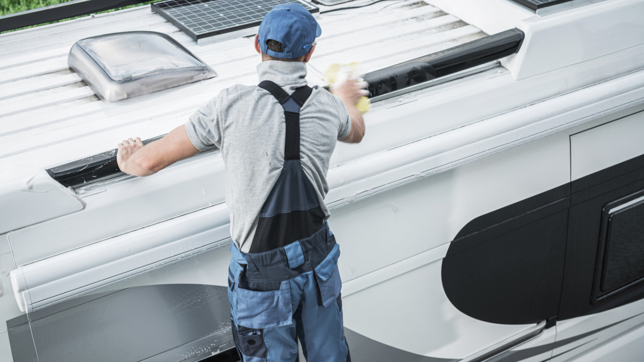 Vue d'un homme nettoyant sa roulotte pour vendre