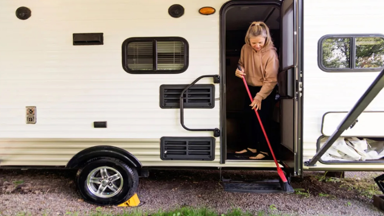 Vue d'une femme nettoyant sa roulotte au printemps