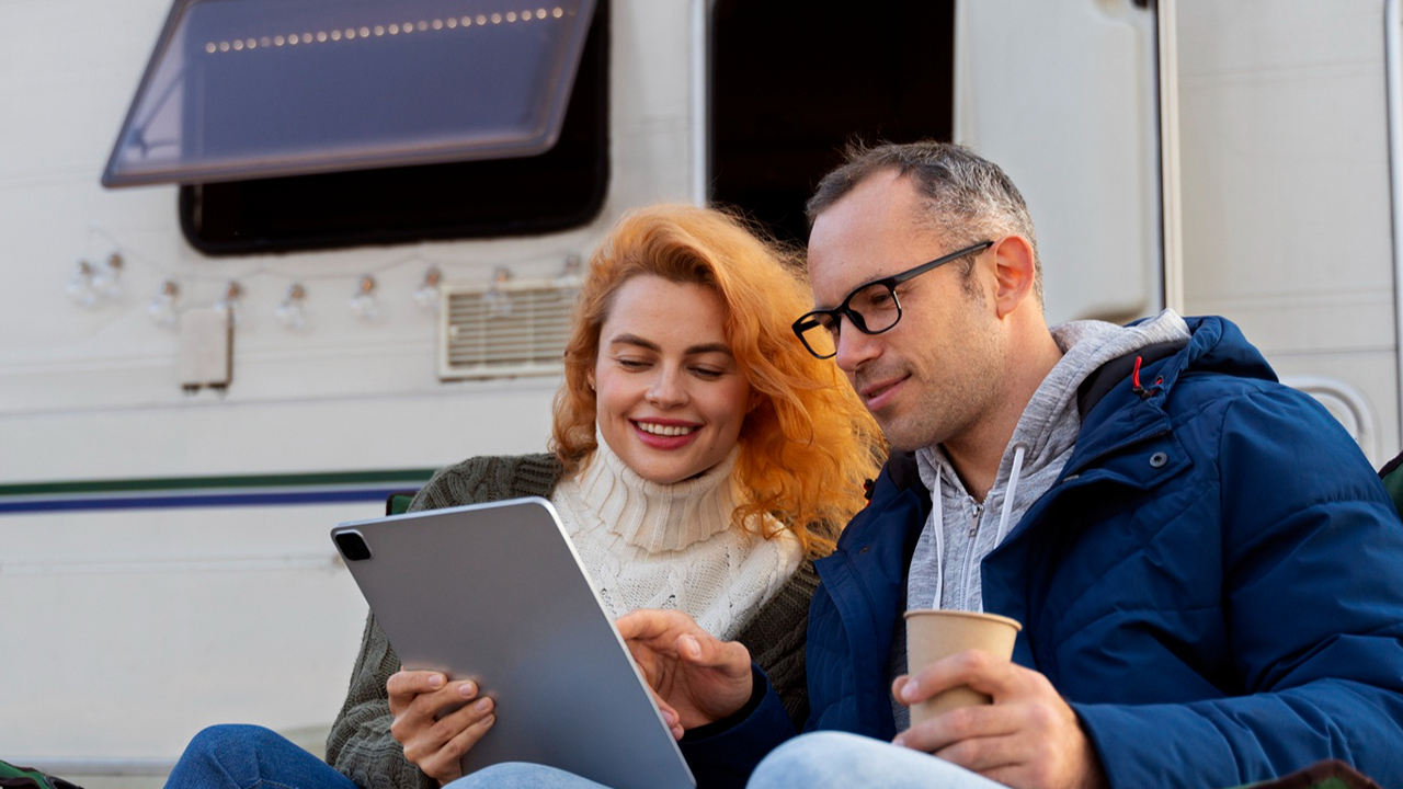 Vue d'un couple voulant vendre leur roulotte avec le Géant Motorisé