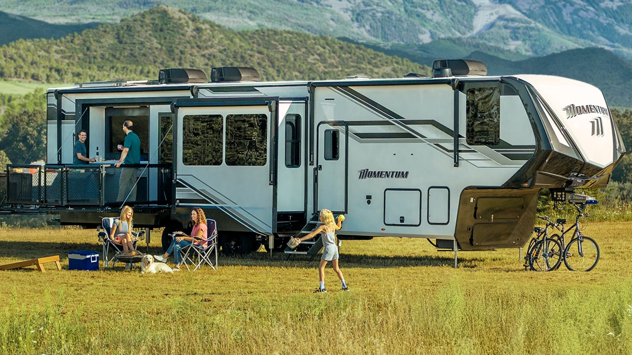 Roulotte bien stabilisé avec famille à l'intérieur et l'extérieur
