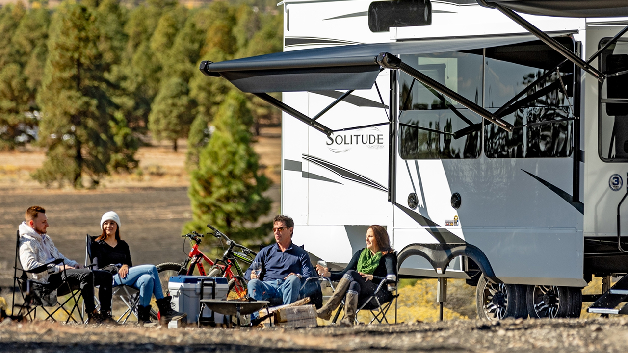 Vue d'une roulotte sécurisé avec une famille profitant d'une journée