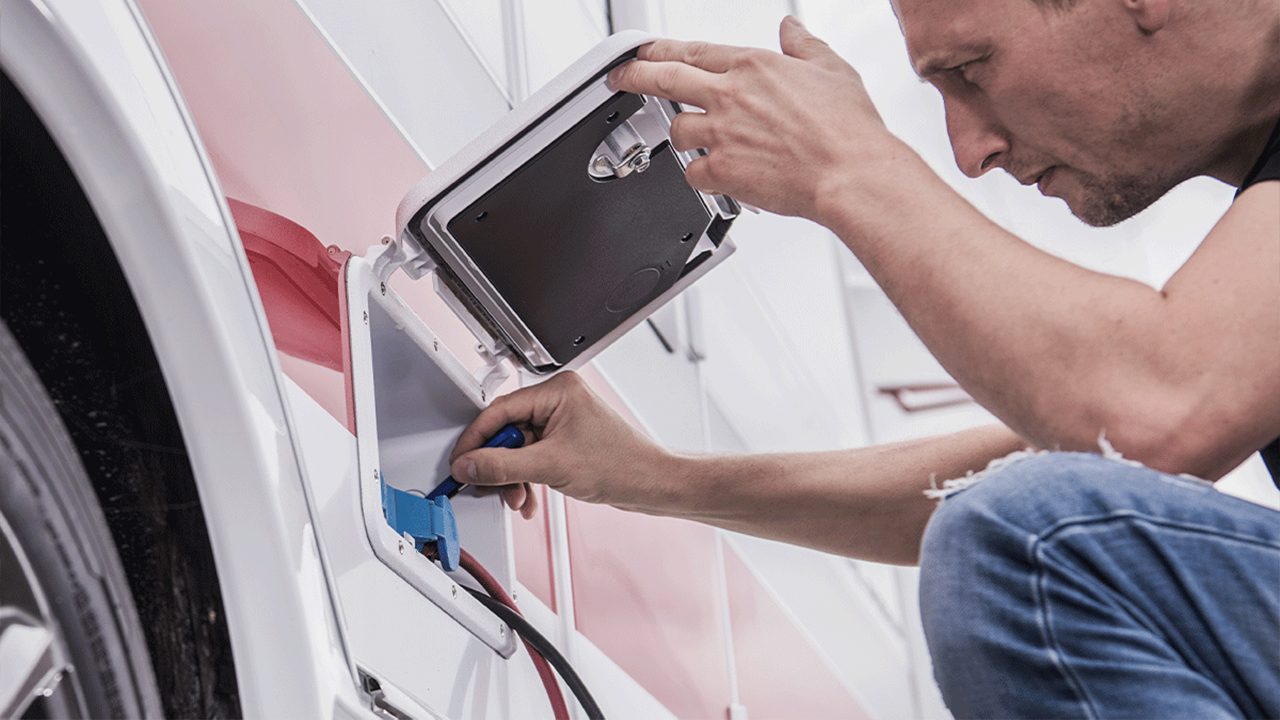 Vue d'un homme faisant une inspection de roulotte
