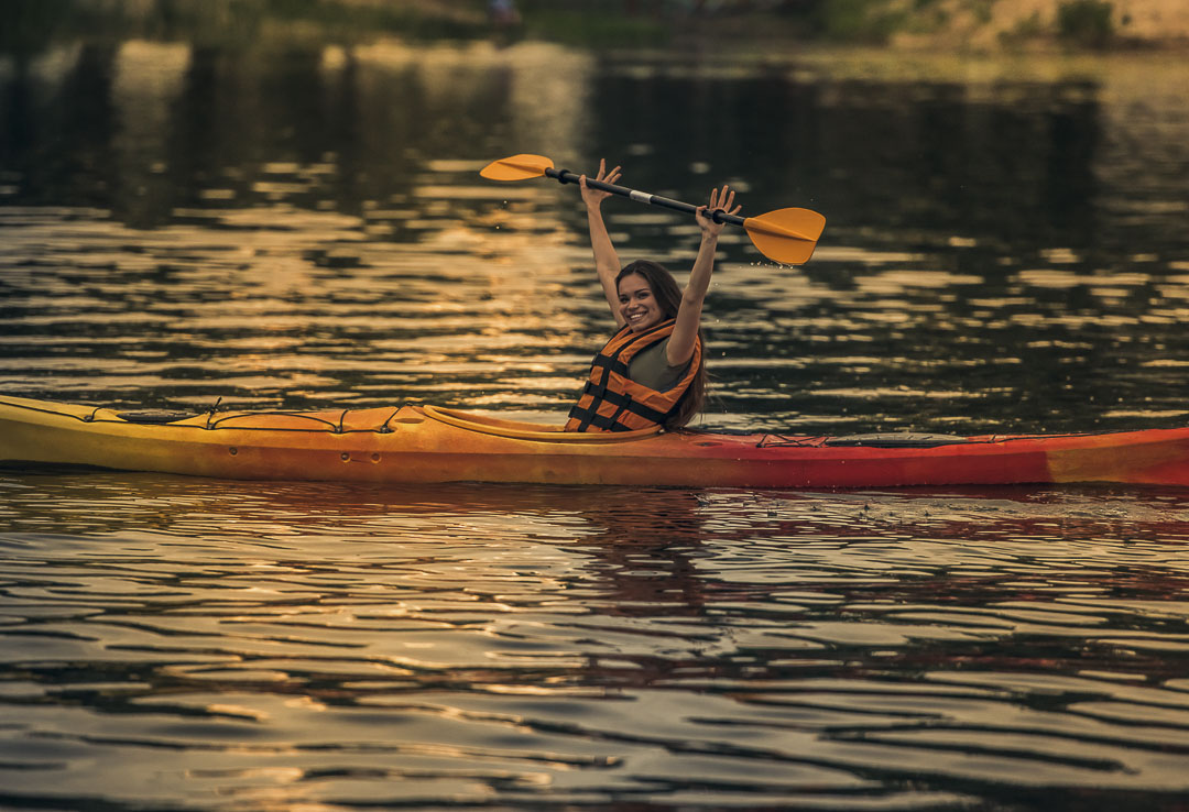 une jeunne femme en kayak