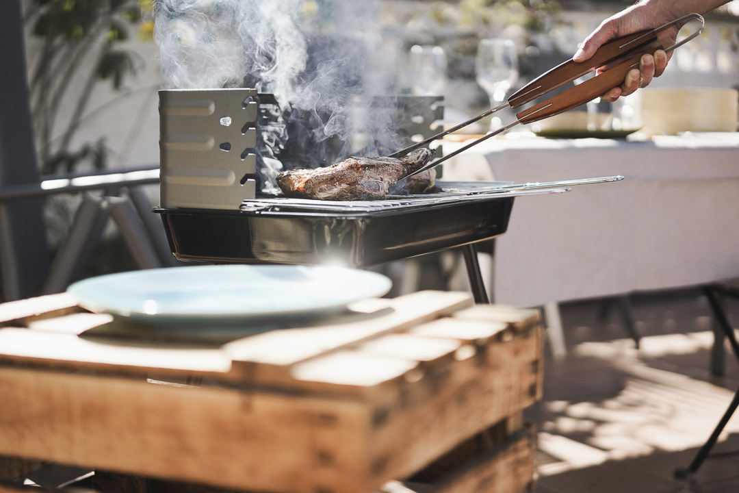 une pièce de viande sur un petit barbecue