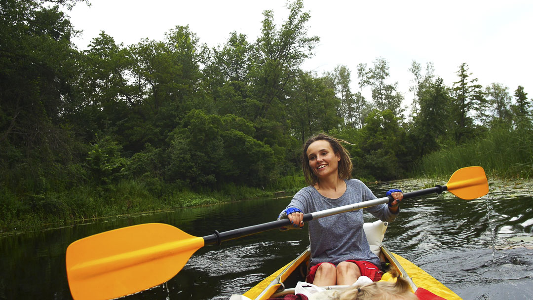 une femme en kayak