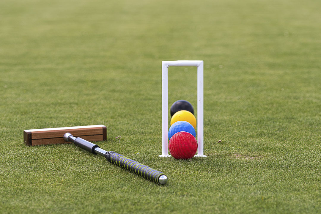un jeu de croquet avec les boules et le mallet