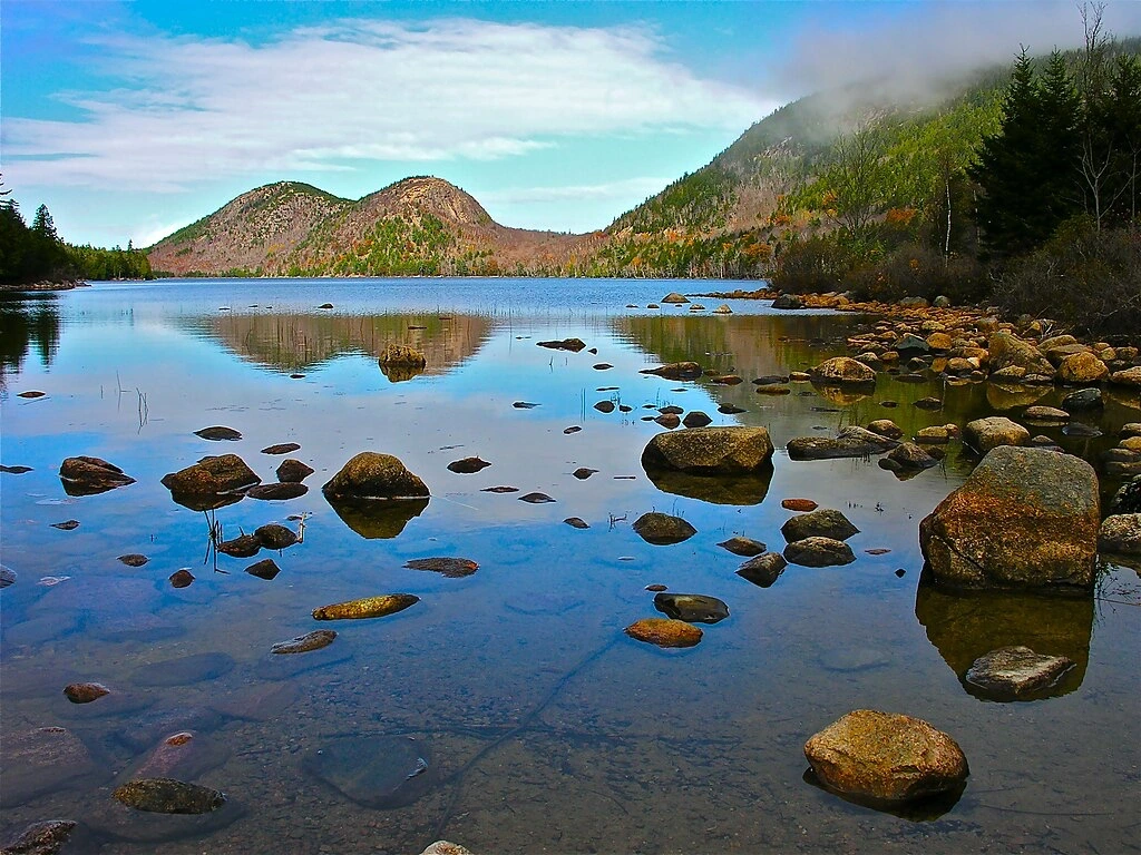 Paysage du parc national d’Acadia dans le Maine avec lac et montagnes, une destination prisée pour un voyage en roulotte aux États-Unis.