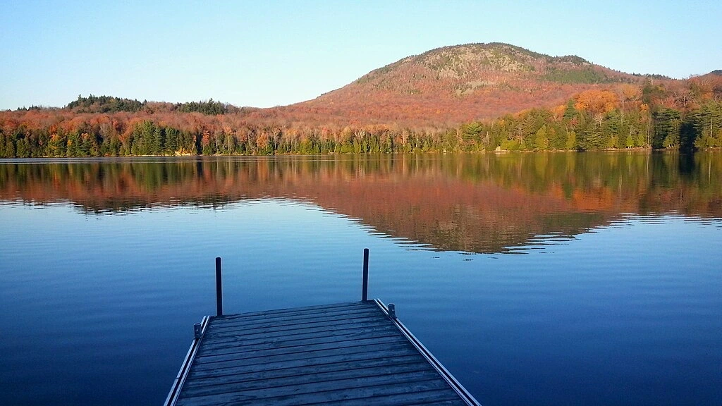 Région de l’Estrie (Orford) au bord d'un lac.