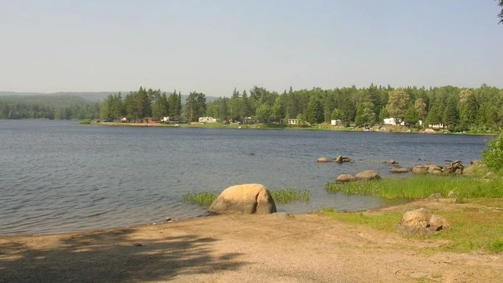 Vue du lac Pimisi bordé de forêts et de rochers, illustrant la première étape du trajet de Montréal à Thunder Bay.