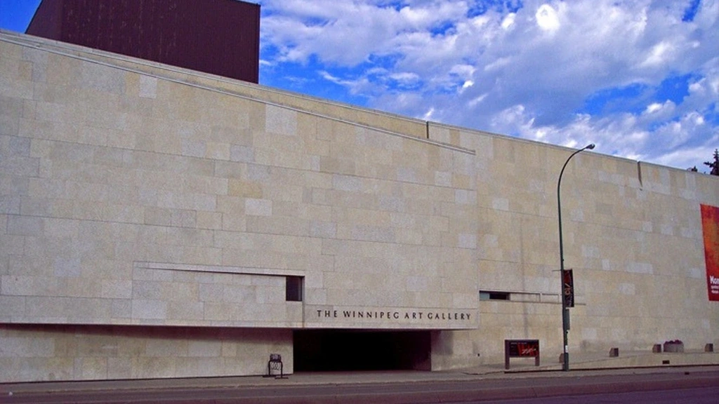 Façade moderne de la Winnipeg Art Gallery sous un ciel bleu, représentant une halte culturelle sur la route de Thunder Bay à Régina.