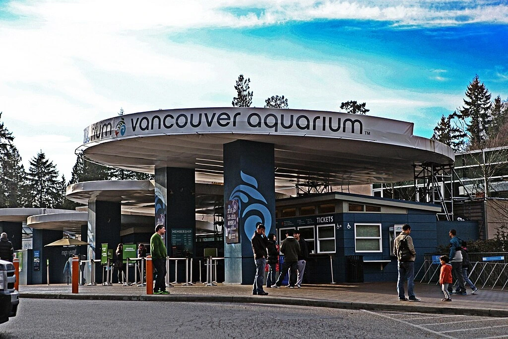 Entrée principale de l’Aquarium de Vancouver au cœur du parc Stanley, représentant l’arrivée à destination du road trip Montréal–Vancouver en VR.