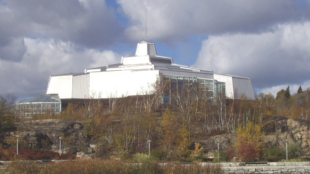 Bâtiment moderne du musée Science North à Sudbury entouré d’arbres, symbolisant une étape éducative du trajet entre North Bay et Sault Ste-Marie.
