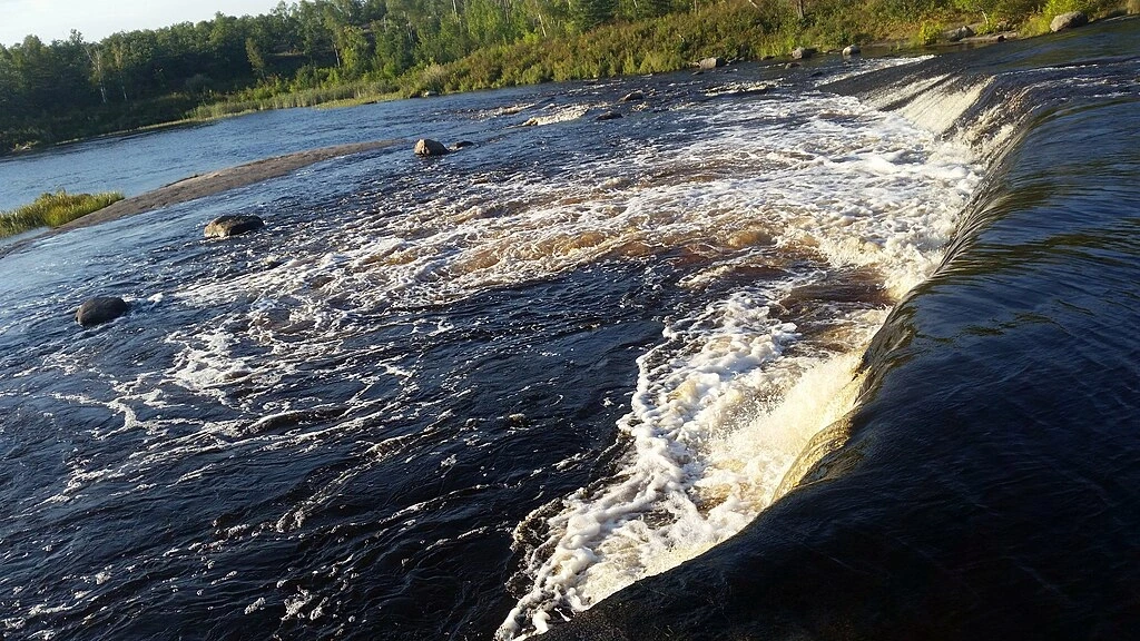 Rapides et cascade du parc provincial Rainbow Falls entourés de forêt, illustrant les arrêts naturels entre Terrace Bay et Thunder Bay.