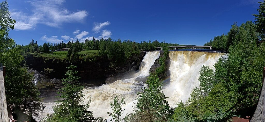 Chutes puissantes de Kakabeka près de Thunder Bay, symbole des merveilles naturelles à découvrir en direction de Kenora.