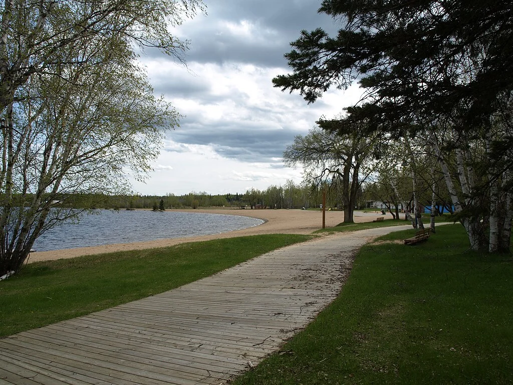 Vue paisible du lac Falcon au parc provincial Whiteshell, parfait pour une pause détente entre Kenora et Winnipeg.
