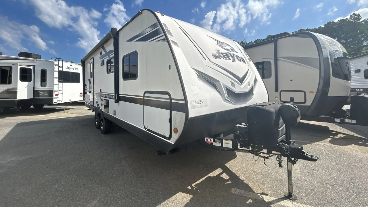 vue latérale avant d'une roulotte Jayco Jay Feather 22RB