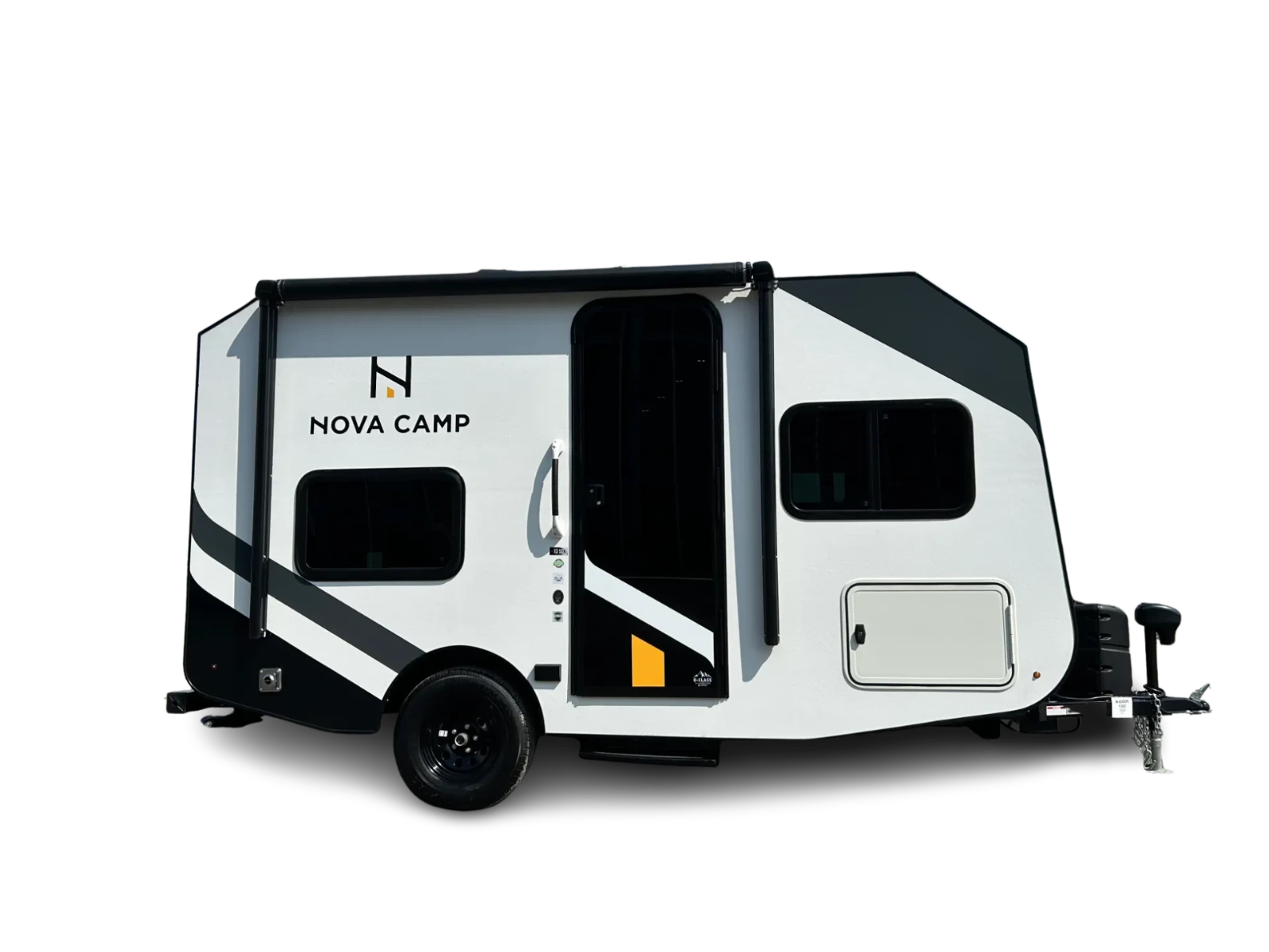 Roulotte Nova Camp blanche et noire vue de profil, illustrant sa structure monocoque sans joint et sa conception résistante aux infiltrations d’eau.