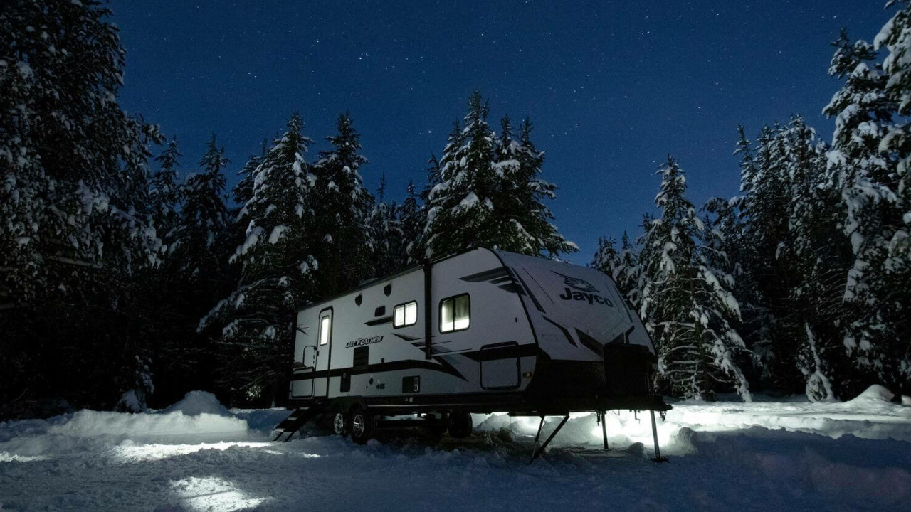 roulotte Jayco dans une forêt en hiver